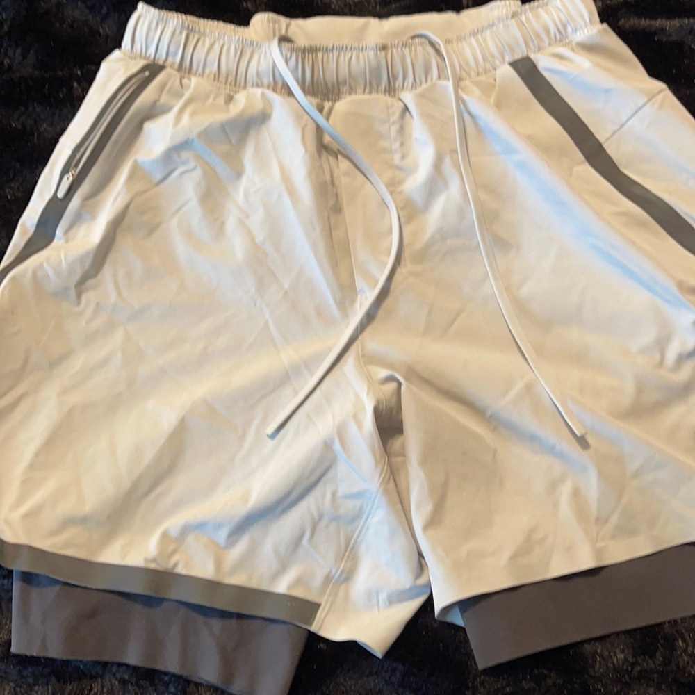 Lululemon - M cream shorts, lined